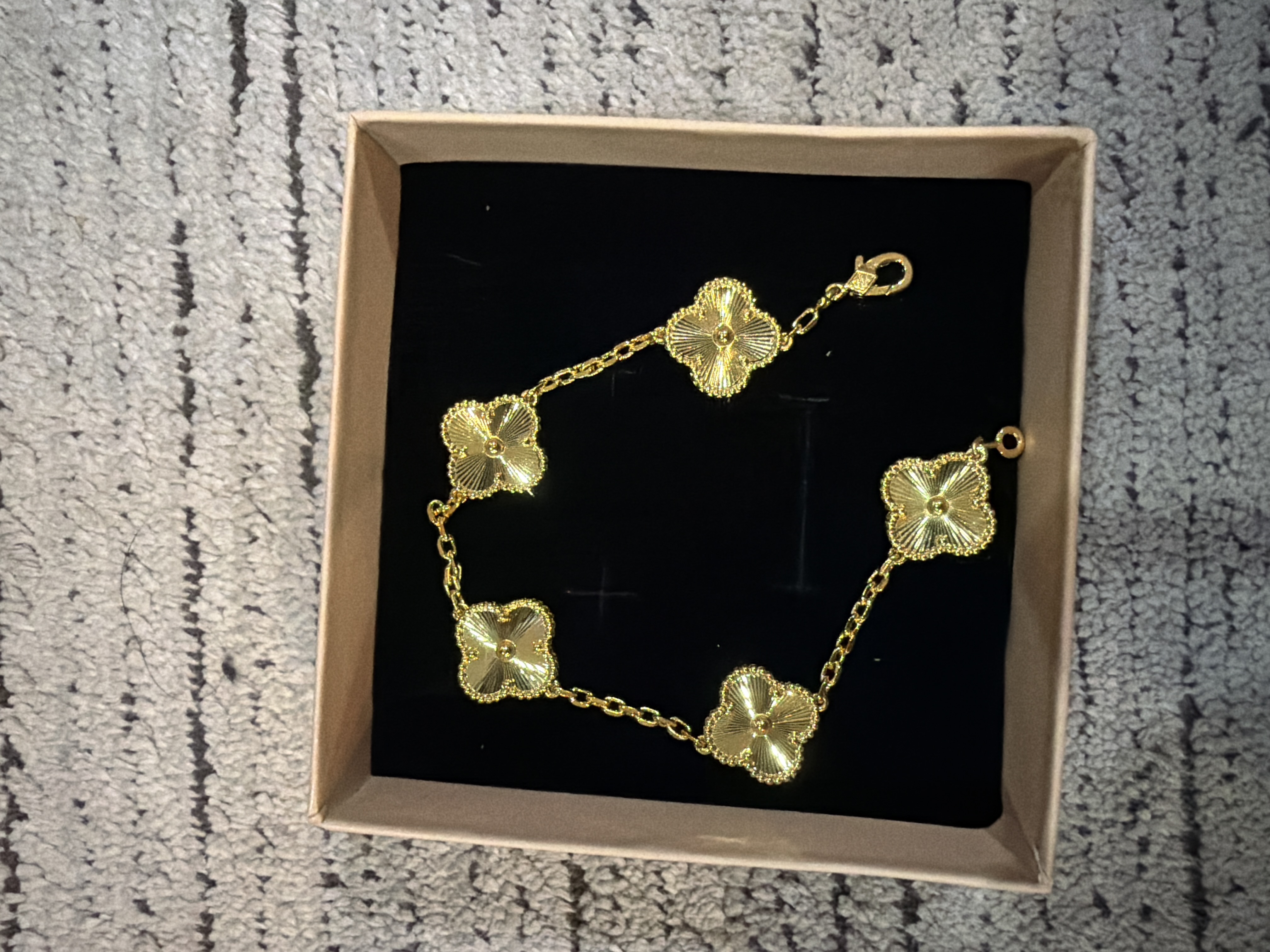 Altın Rengi Zincirli Çiçek Motifli Bileklik